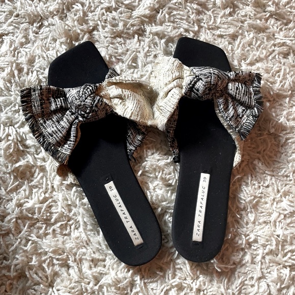 Flat sandals by Zara